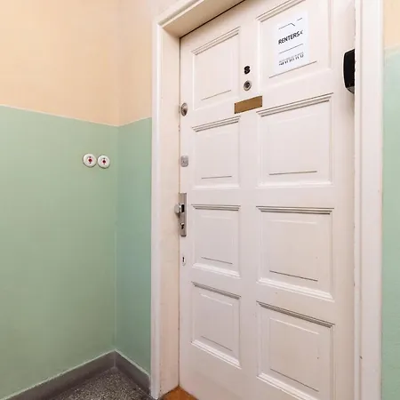 100m2 With Beautiful Old Town View By Renters Apartmán *