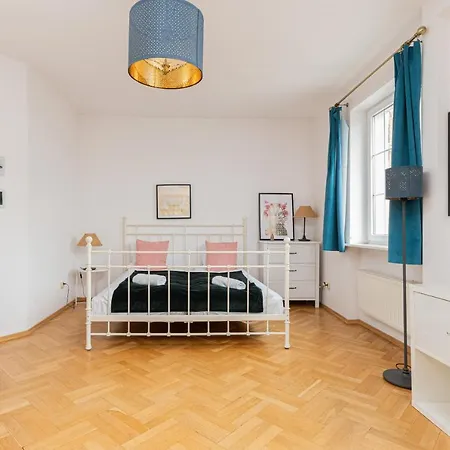 100m2 With Beautiful Old Town View By Renters